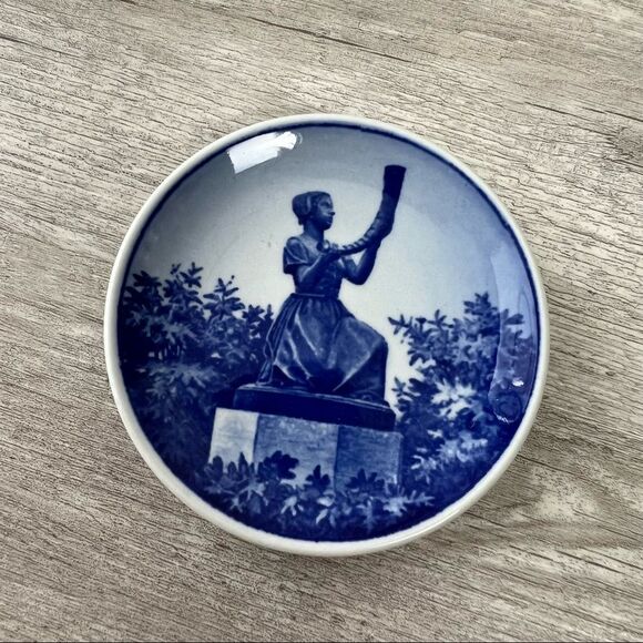 Royal Copenhagen 2010 France Mini Decorative Blue & White Plates Set of 6 - Picture 4 of 9